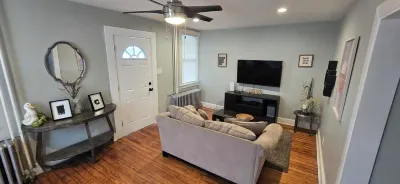Hello, welcome to our COMFY 2 BEDROOM apartment located in Wilmington Delaware. โรงแรมใน