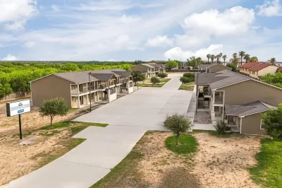 Eagle's Den Suites Carrizo Springs a Travelodge by Wyndham Hotels in Crystal City