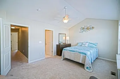 Pristine 4BR/3.5BA, Pool, Walk/bike to shops/beach