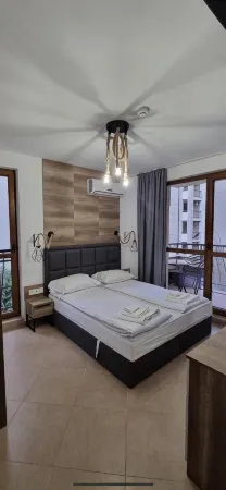 Apartment Sleeps 4 with Pools Access - Smart TVs