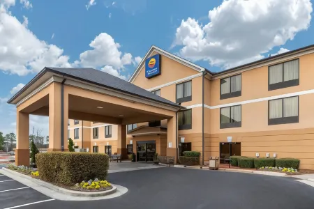 Comfort Inn & Suites Peachtree Corners Отели рядом с достопримечательностью «Парк Бетти Молдин»