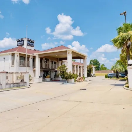 Magnolia Inn and Suites
