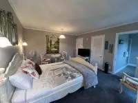 Tudor Manor Bed & Breakfast - С бассейном