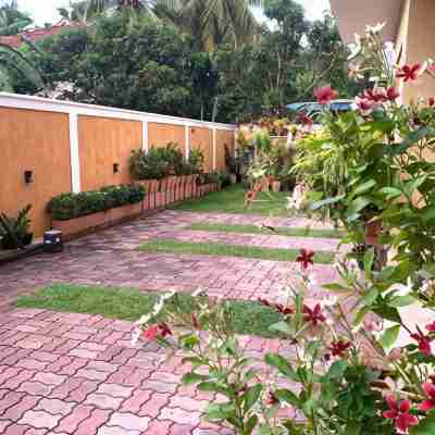 Lahiru Airport Villa Hotel Exterior