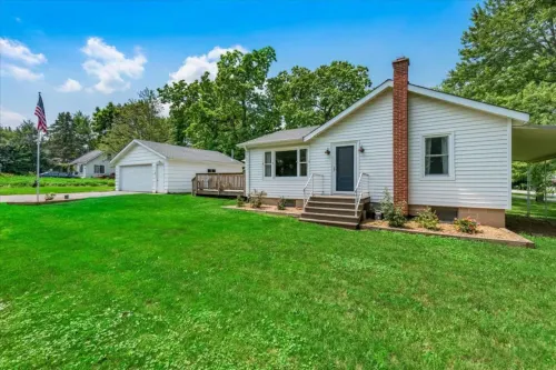 Steps to the Lake- Cozy 2 Bedroom Retreat