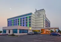 Travelodge by Wyndham Avenel Woodbridge - Parkplatz