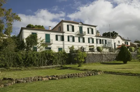 Apartamentos Quinta Mae Dos Homens Отели рядом с достопримечательностью «Sacred Art Museum (Museu de Arte Sacra)»