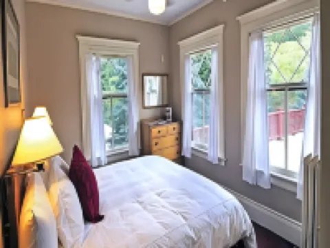 傳統紅石旅館 皮特金縣酒店