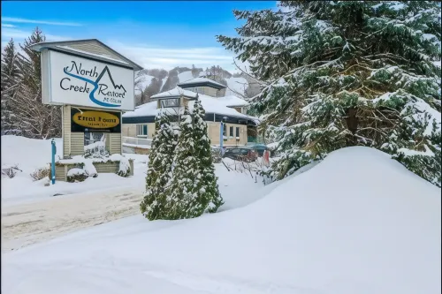 Slope-Side Studio Bliss Ski-InSki-Out, Renovated at Blue, Hot Tub, Fast Wi-Fi