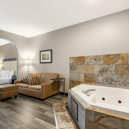 Best Western Plus des Moines West Inn Suites