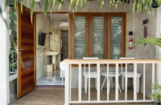 มาลัยไม้ขาว ใกล้ชายหาด