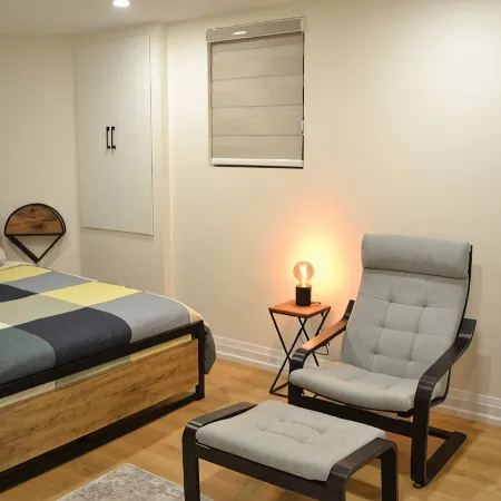 Modern 2-Bed Basement Retreat! Отели рядом с достопримечательностью «Шеридан»