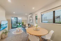Misty Meadows Manor - Your Urban Oasis - Villas