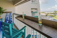 Oceanview Condo w/ Wifi, SmartTVs, Foosball, Pools & Balcony – Walk to Beach! - 2 stjerner