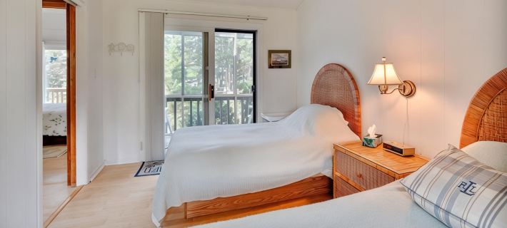 Waterfront 2 BR cottage on 1 acre private lot walking distance to beaches! Hotels in Queens County