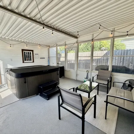 Modern Bungalow • Hot Tub, Sauna • Near Downtown