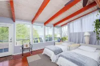 Strait view! Great location for hiking, biking, kayaking and whale watching. - balcony