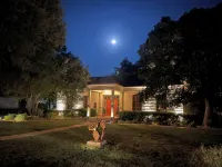 NEW! Historic Guest Home on Main - Heart of Town - 4 estrellas