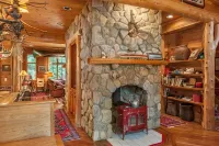 Adirondack Great Camp style home on beautiful Blue Mountain Lake - Homestays