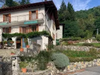 Casa Savina, Stunning Lake and Mountain Views, Private Garden With Parking Space Hotel di Plesio