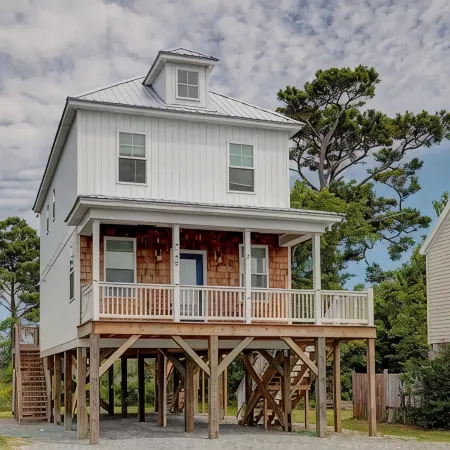 Large home sitting on the marshlands with all your beach vacation needs!