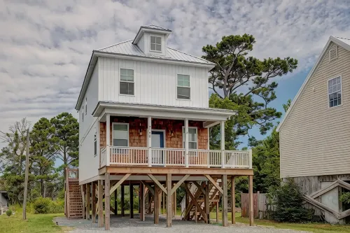 Large home sitting on the marshlands with all your beach vacation needs!