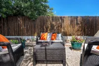 Levittown Onyx: A Jazzy 2-Bedroom Apartment in Toa Baja with WiFi, AC