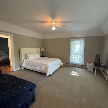 GREAT FOR FAMILIES! 3 MINUTE WALK TO MAIN STREET & 1 MILE FROM WINDHAM SKI MT. Отели в г. Виндхам