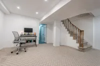 Spacious 4 bedroom Home (15 mins from YYZ airport)