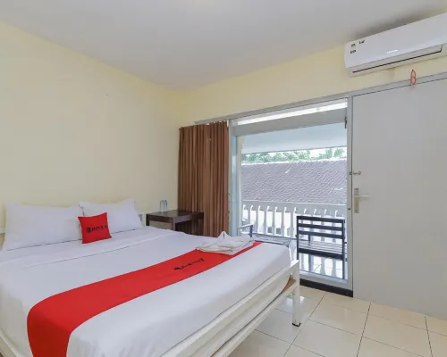 RedDoorz at CBR Residence Blimbing Hotels in Blimbing