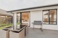 Sunlit Sanctuary with Private Patio in Wigram - 빌라