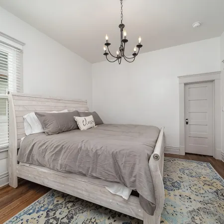Relax at this charming, cozy DT hideaway - Pet friendly