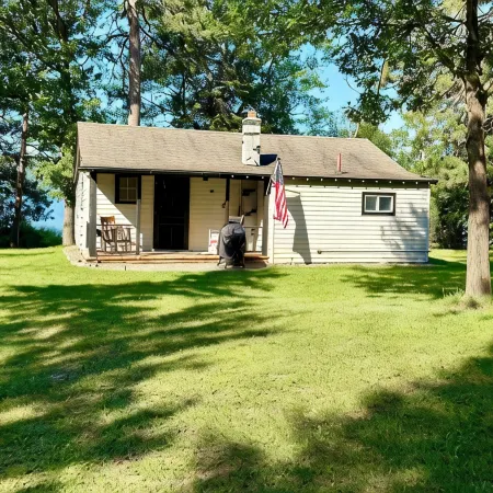 Sunset Haven in tranquil Remer with AC, WiFi. Enjoy a peaceful getaway!