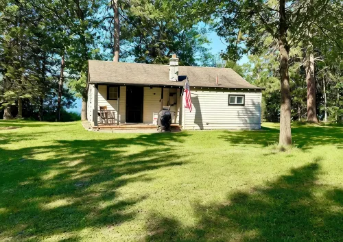 Sunset Haven in tranquil Remer with AC, WiFi. Enjoy a peaceful getaway!
