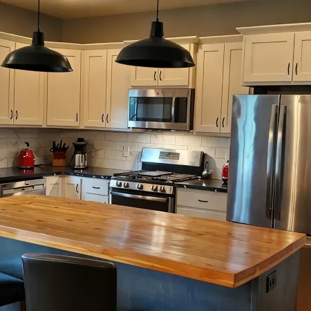 Spacious and Comfortable minutes to BZN airport, close to downtown Bozeman!