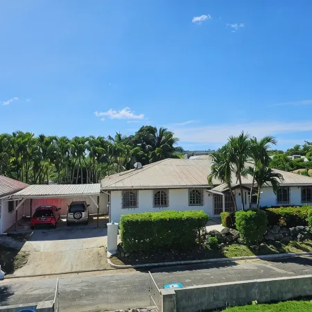 Beautiful and Cozy 3 Bedroom Home in walking distance to the beach and shops!