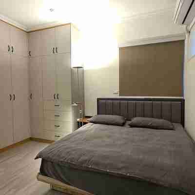 Newly Renovated 3BR 2BA Opposite Taipei 101 - 1 Min to MRT - Elevator - Luxe Rooms
