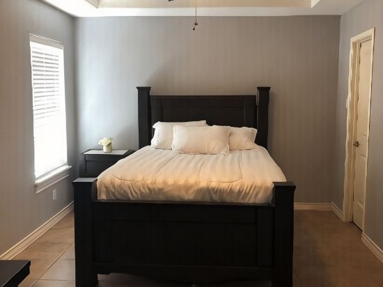 Entire house , close to Mall, restaurants<br> 4 bedrooms and 3 full baths