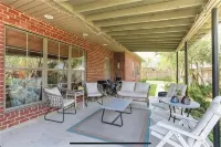 3-bedroom vacation home steps to Prien Lake Park and 1.5 mile to Casinos.