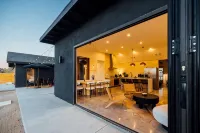 Mykonos style spacious 5-bedroom house with backyard oasis - Homestays