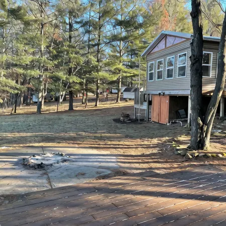 LAKESIDE LOOKOUT: Experience stunning views, Endless Shorline, Family Retreat.