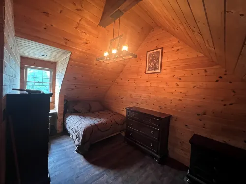 Charming cabin in wonderful New Sweden with 80 acres of woods and trails - Feriehus
