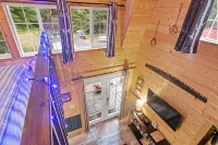 Tiny Cabin B, Steps from Mt. Rainier Nat Park W/ firepit close to river & trails - Alppimaja