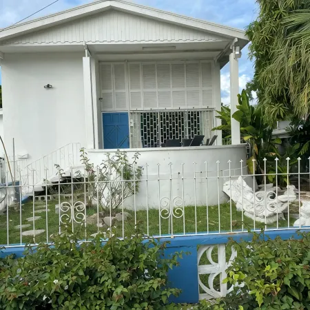 Spacious 6-bedroom house in lovely Christ Church with WiFi, AC