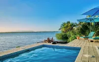 Ophelia's Villa: Waterfront Luxury with Private Pool - Wifi