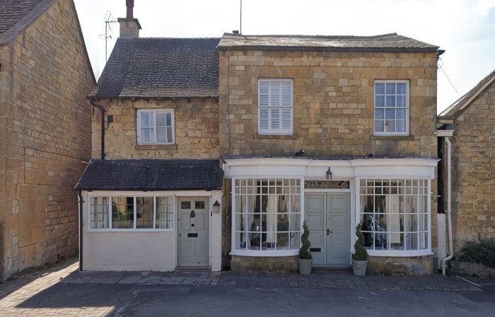 Charming 2-bedroom cottage in fabulous Broadway with WiFi
