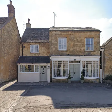 Charming 2-bedroom cottage in fabulous Broadway with WiFi