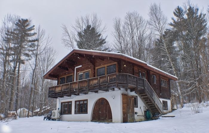Cozy 4-bedroom chalet with WiFi, AC, fireplace in adventurous Mad River Valley