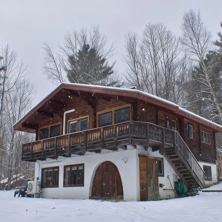Cozy 4-bedroom chalet with WiFi, AC, fireplace in adventurous Mad River Valley