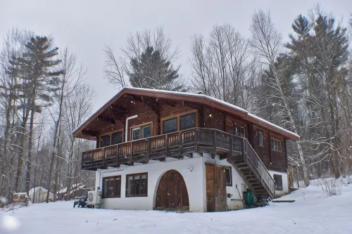 Cozy 4-bedroom chalet with WiFi, AC, fireplace in adventurous Mad River Valley